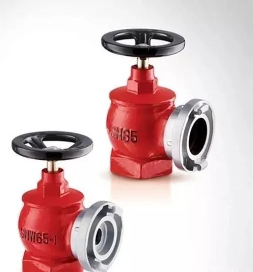 室內(nèi)消火栓箱內(nèi)一般應(yīng)配置什么？