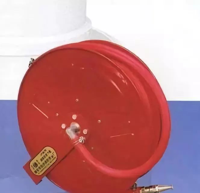 室內(nèi)消火栓箱內(nèi)一般應(yīng)配置什么？